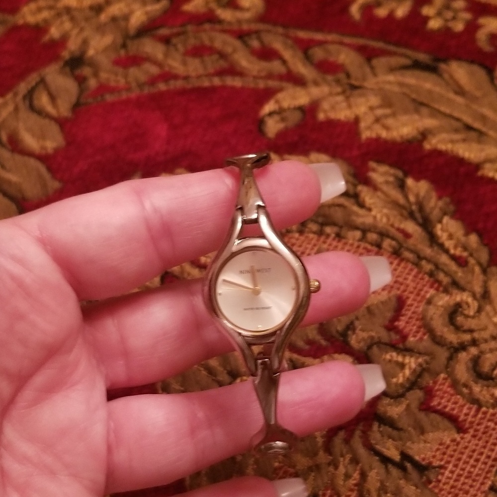 VINTAGE NINE WEST SILVER WATER PROOF LADIES WATCH - Picture 6 of 14